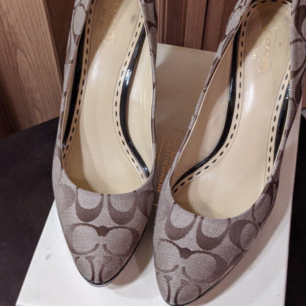 Coach pumps